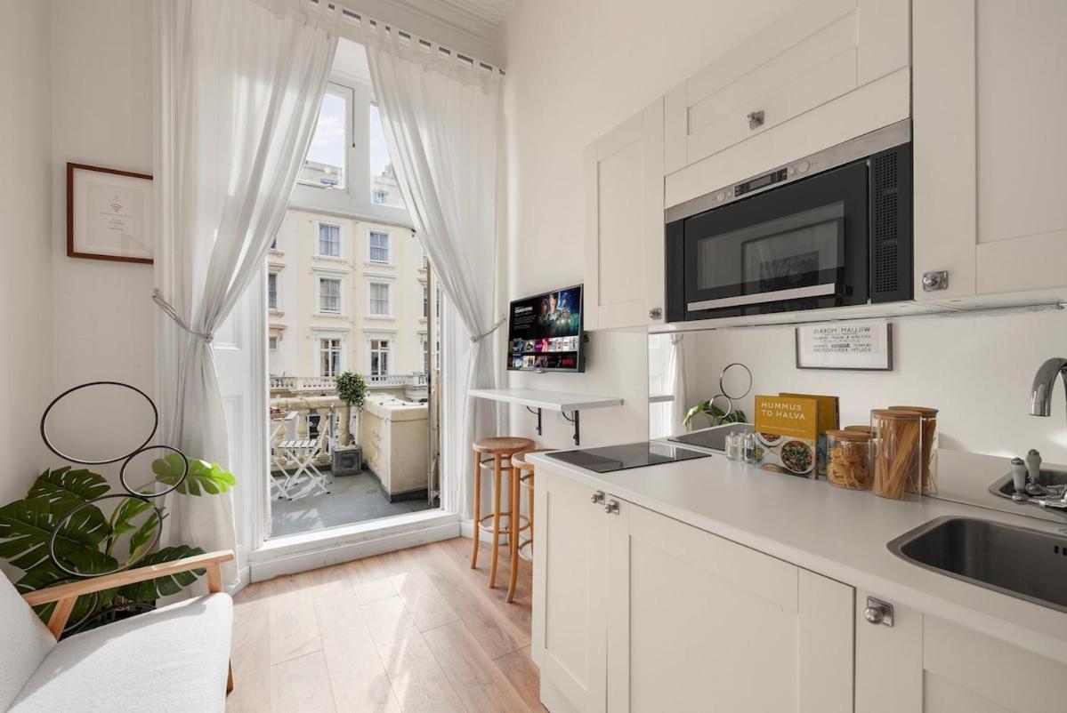Chic Mezzanine With Balcony Apartment London